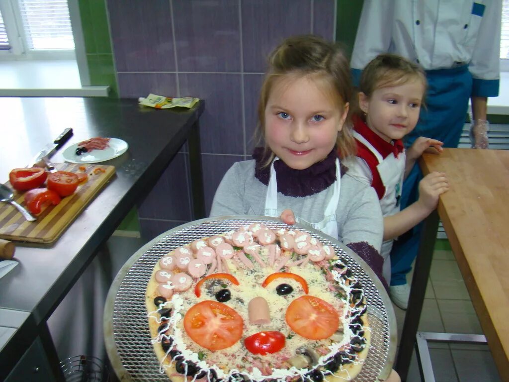 Мастер класс пицца для детей. Пицца для детей. Пиццерия день рождения ребенка. Стол на день рождения. Дети в пиццерии.