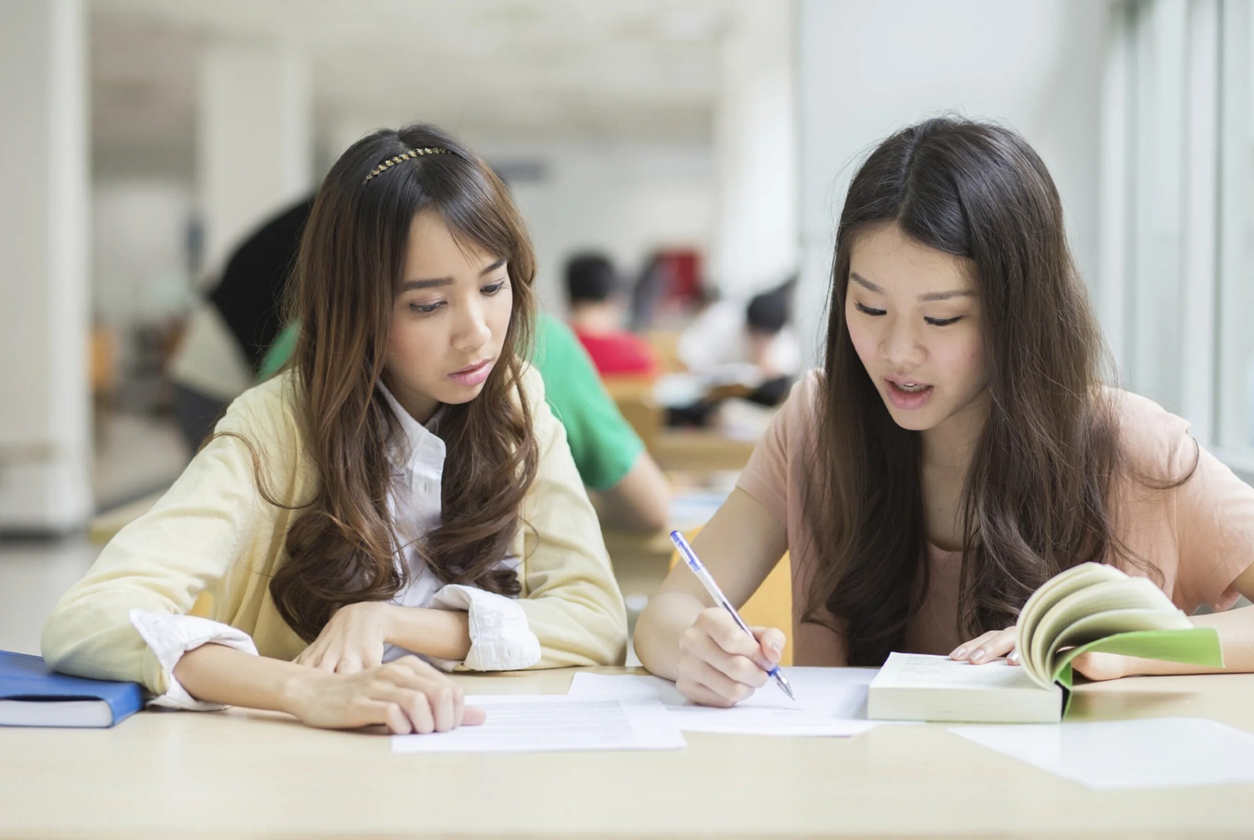 She study for her exams. Азиатские студенты. Китайские студенты. Студенты азиаты. Китайские девушки студенты.