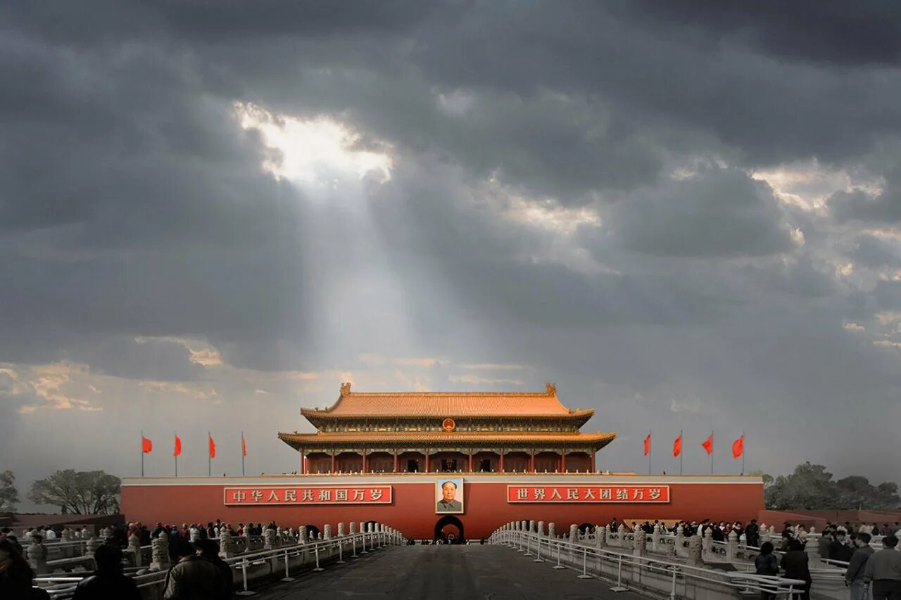 Beijing tiananmen. Площадь Тяньаньмэнь в Пекине. Площадь небесного спокойствия Тяньаньмэнь. Площадь Тяньаньмэнь ворота небесного спокойствия. Врата небесного спокойствия Пекин.