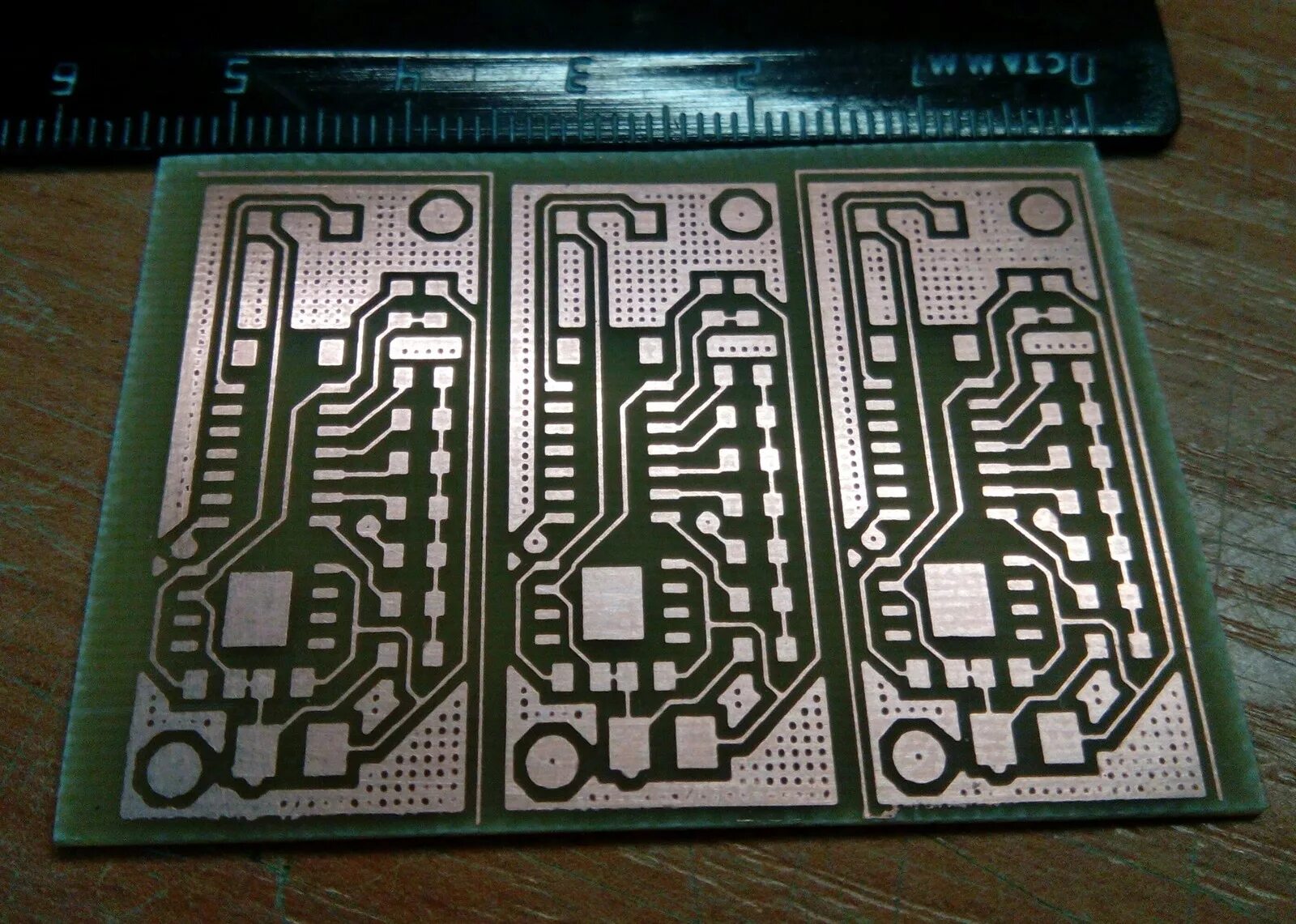 Фоторезистивная пленка для печатных плат. Плата печатная нанесение. Старая печатная плата. Защитная паяльная маска carapace. Оттиск печатной платы казар 3f.