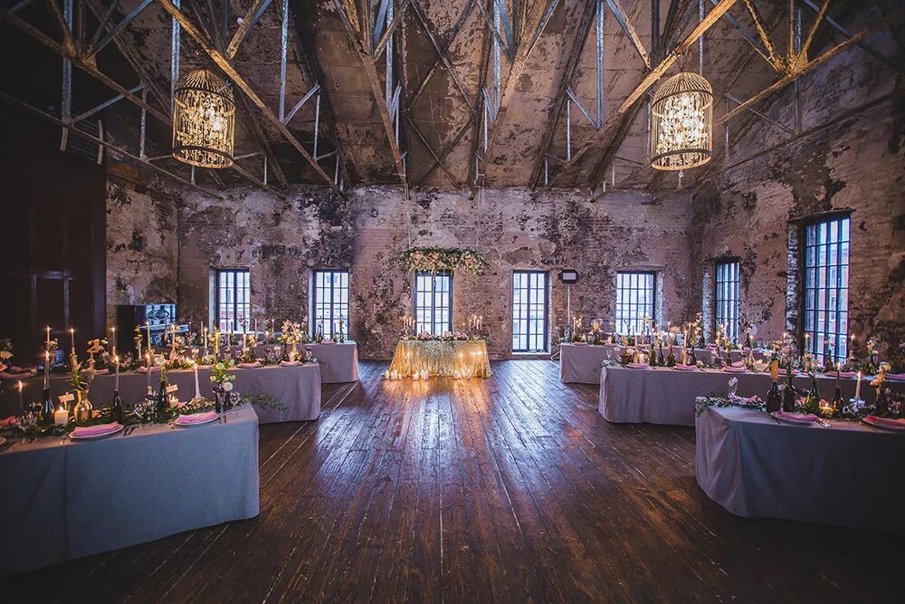 украшение свадебного зала в стиле лофт. банкетный зал в стиле лофт. урбан шик стиль свадьба. свадебный зал в стиле лофт. лофт холл royal blanc.