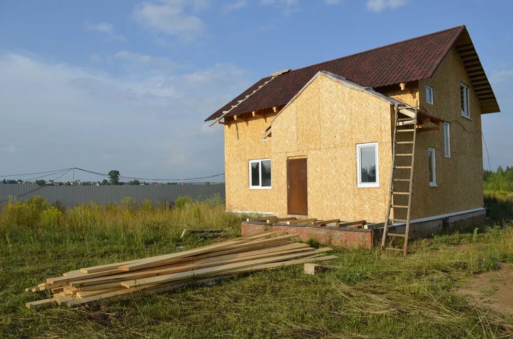Каркасный дом во владимире. Стройка дома своими. Стройка домов. Строящийся частный дом. Деревянные каркасные конструкции.