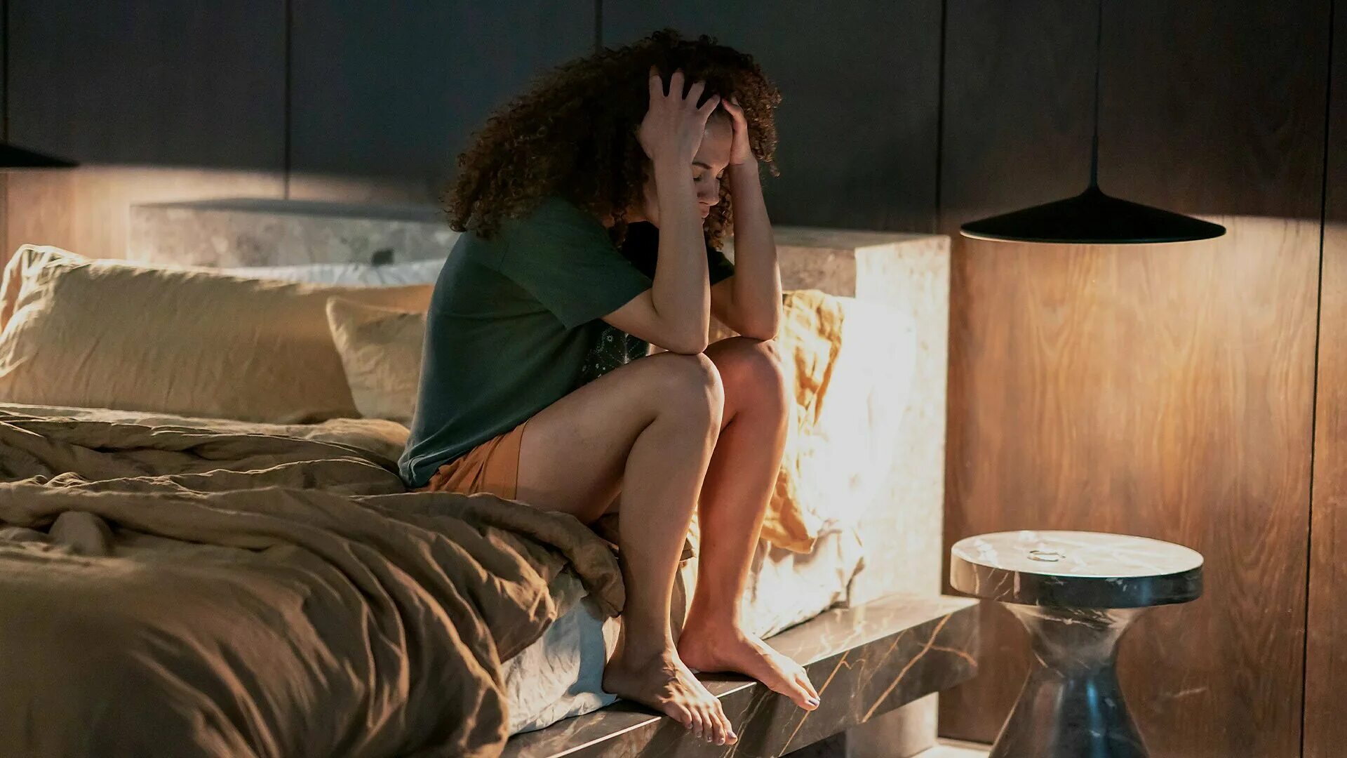 Девушка напротив (по соседству) (2007). Девушка лежит в лесу. Тристан брюбах. Левушка лежит на земле. Предшественница фильм 2022.