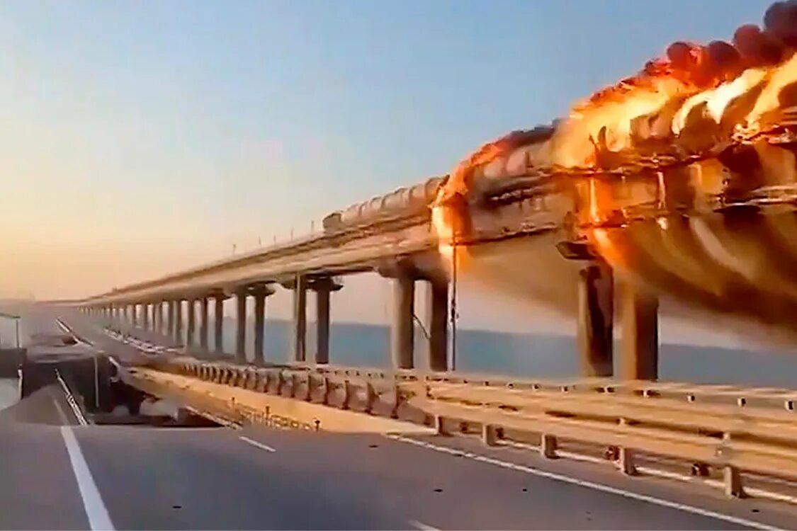 Сколько людей погибло на мосту. Крымский мост взорвали 2022. Крымский мост взорвали 2022 Украина. Взорвали мост в Крыму 2022. Керченский мост взорван.