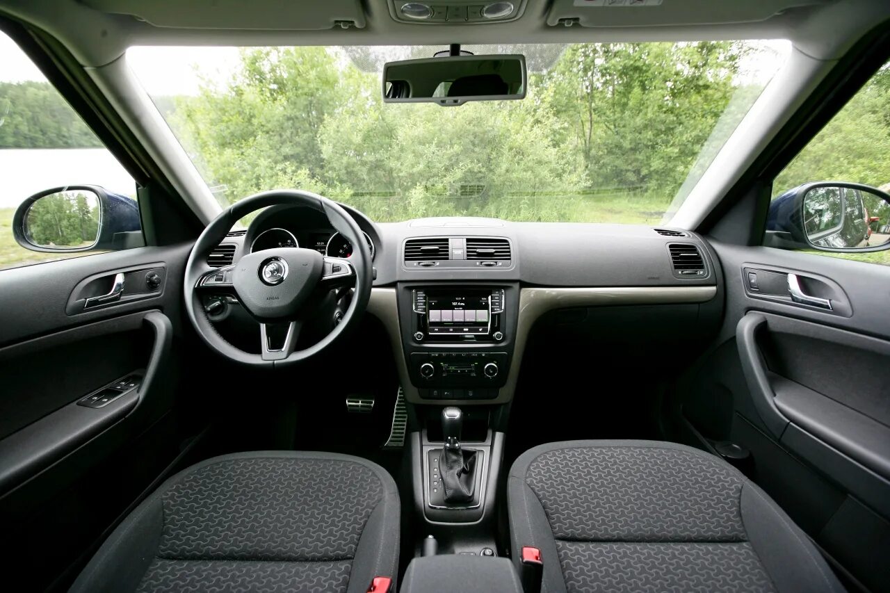 Шкода внутри салона. Skoda Yeti 2011 Interior. Шкода Йети 2016 салон. Skoda Yeti 2016 салон. Skoda Yeti 2010 салон.