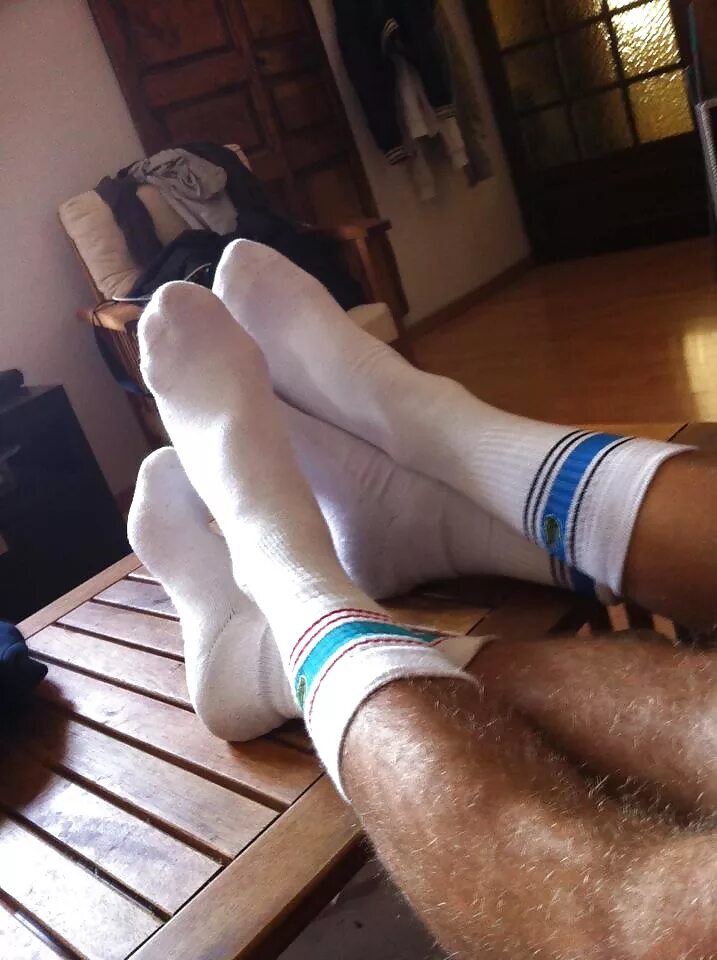 парни в носках. ноги парня в белых носках. ножки мужские в носках. мужские волосатые ноги в носках. ноги парня в белых носках.