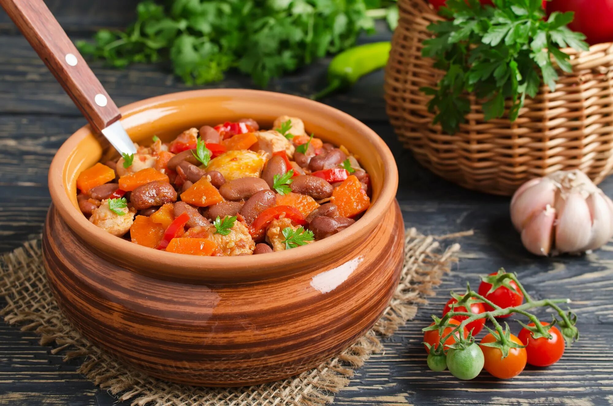 Фасоль с овощами. Овощное рагу с фасолью. овощное рагу с перцем болгарским. овощное рагу с красной фасолью. овощи в горшочке.