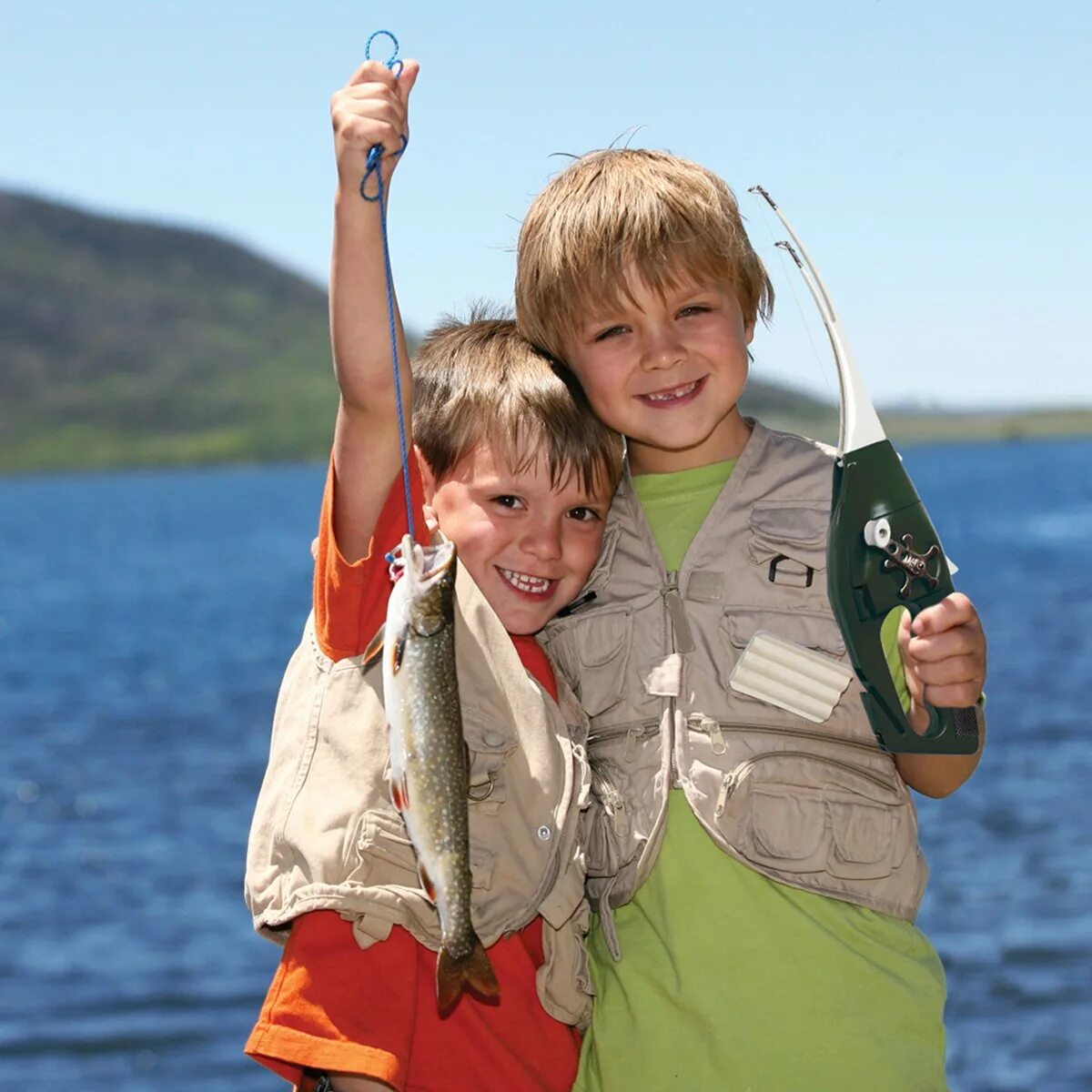 Мальчик рыбачит. Мальчишки рыбаки. Мальчик с рыбой. Дети на рыбалке. Про рыбалку для детей