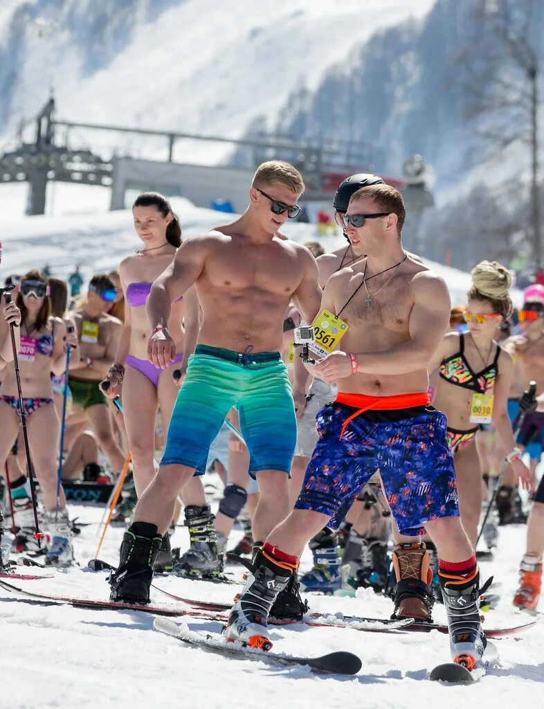 Бугель вугель красная поляна. Высокогорный карнавал boogelwoogel. Шерегеш бугель вугель. Карнавал boogelwoogel в сочи спуск в купальниках. Шерегеш бугель вугель.