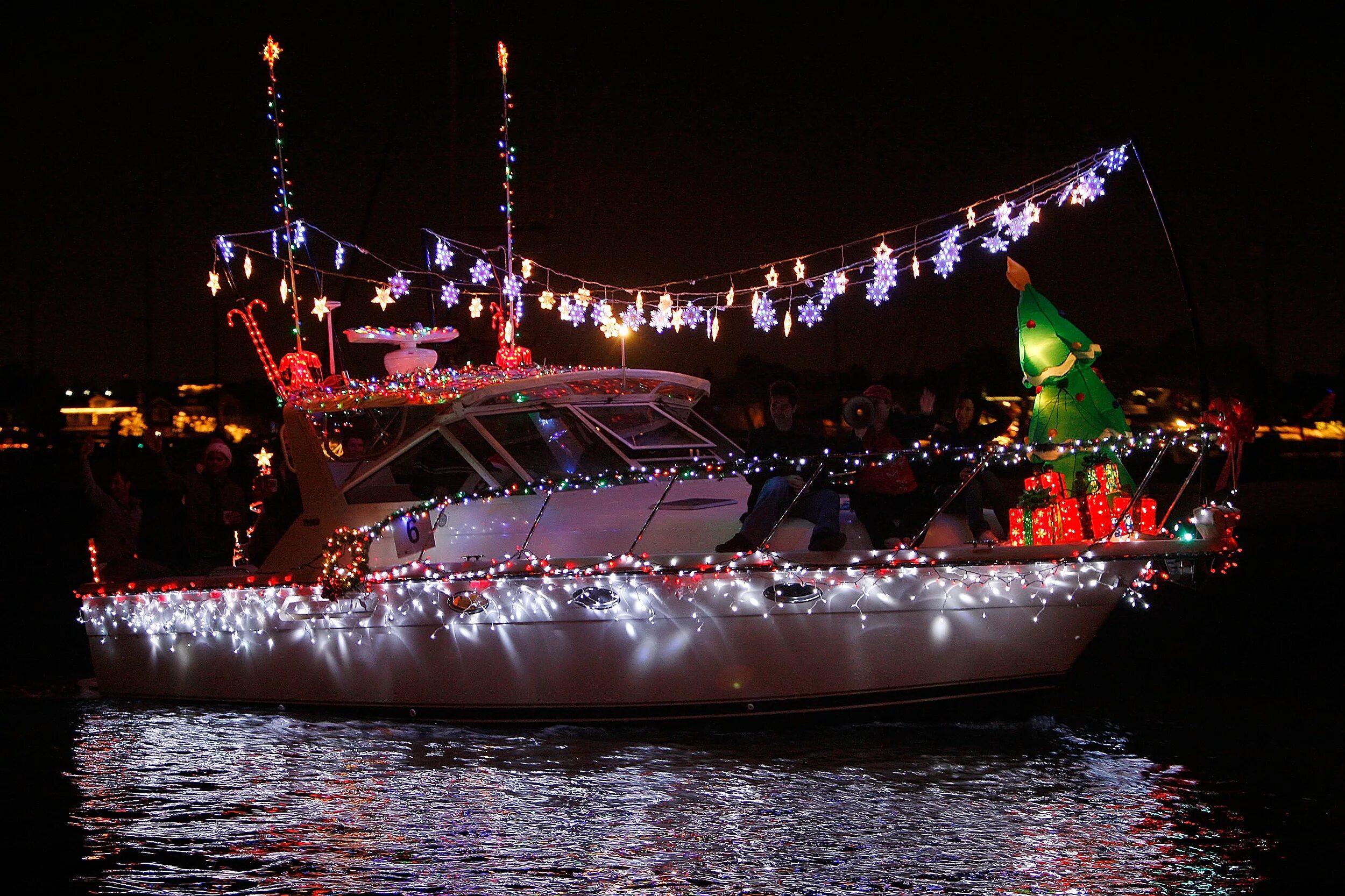 Корабли украшены. Новогодний корабль. Новогодняя лодка. Новогодний корабль в Греции. Рождественский кораблик в Греции.