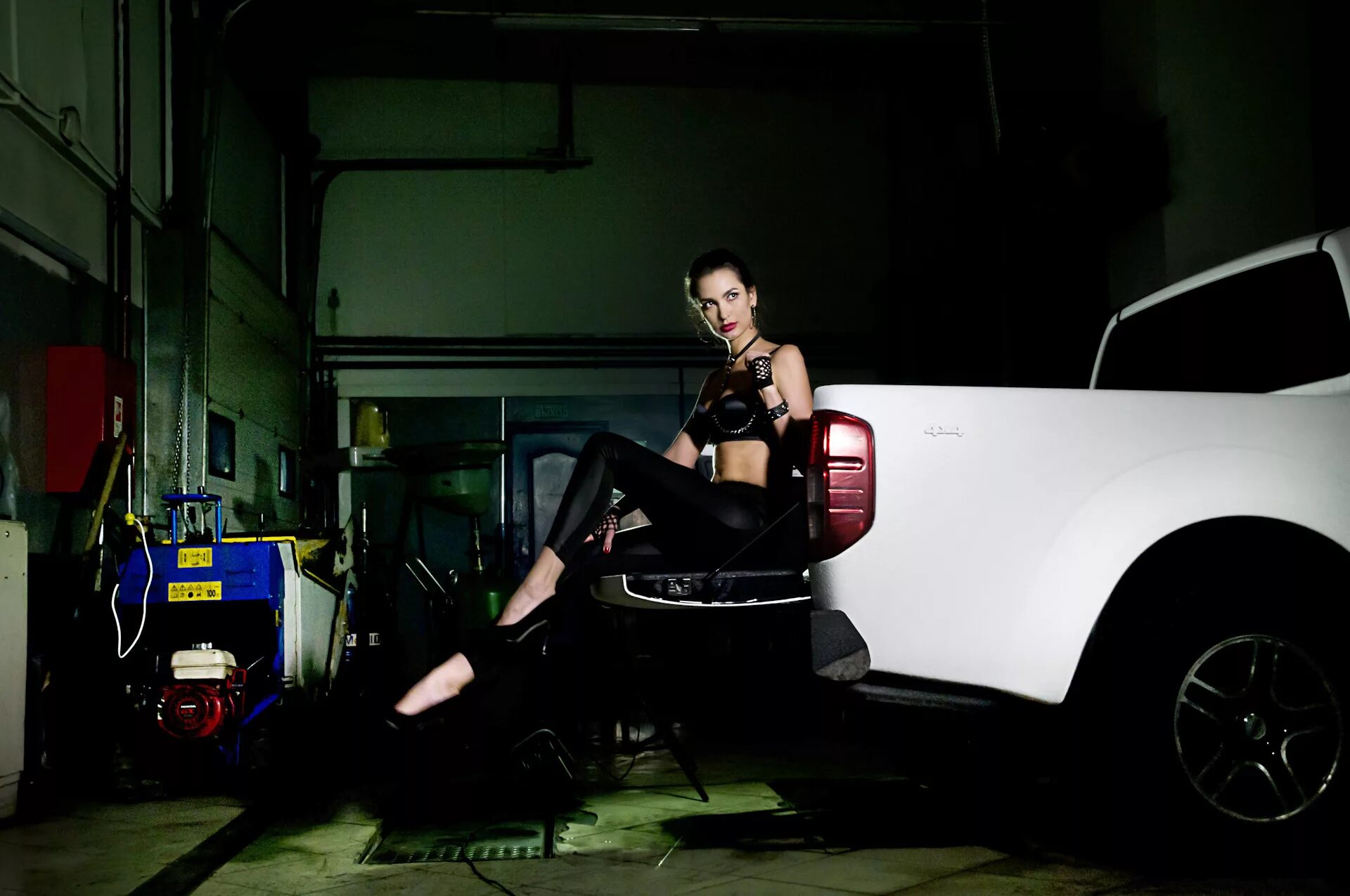 Парень автомеханик. Американский автомеханик. Смешной механик. Девушка автомеханик. Девушка ремонтирует машину.