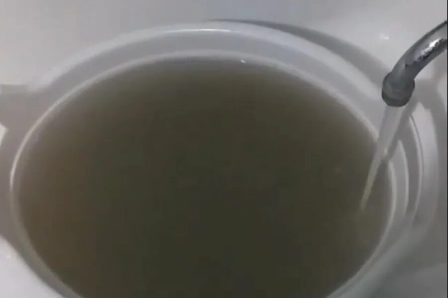 Осадок после кипячения. Грязная вода в чайнике. Мутная вода в чайнике. Мутная белая вода. Белый осадок в кипяченой воде.