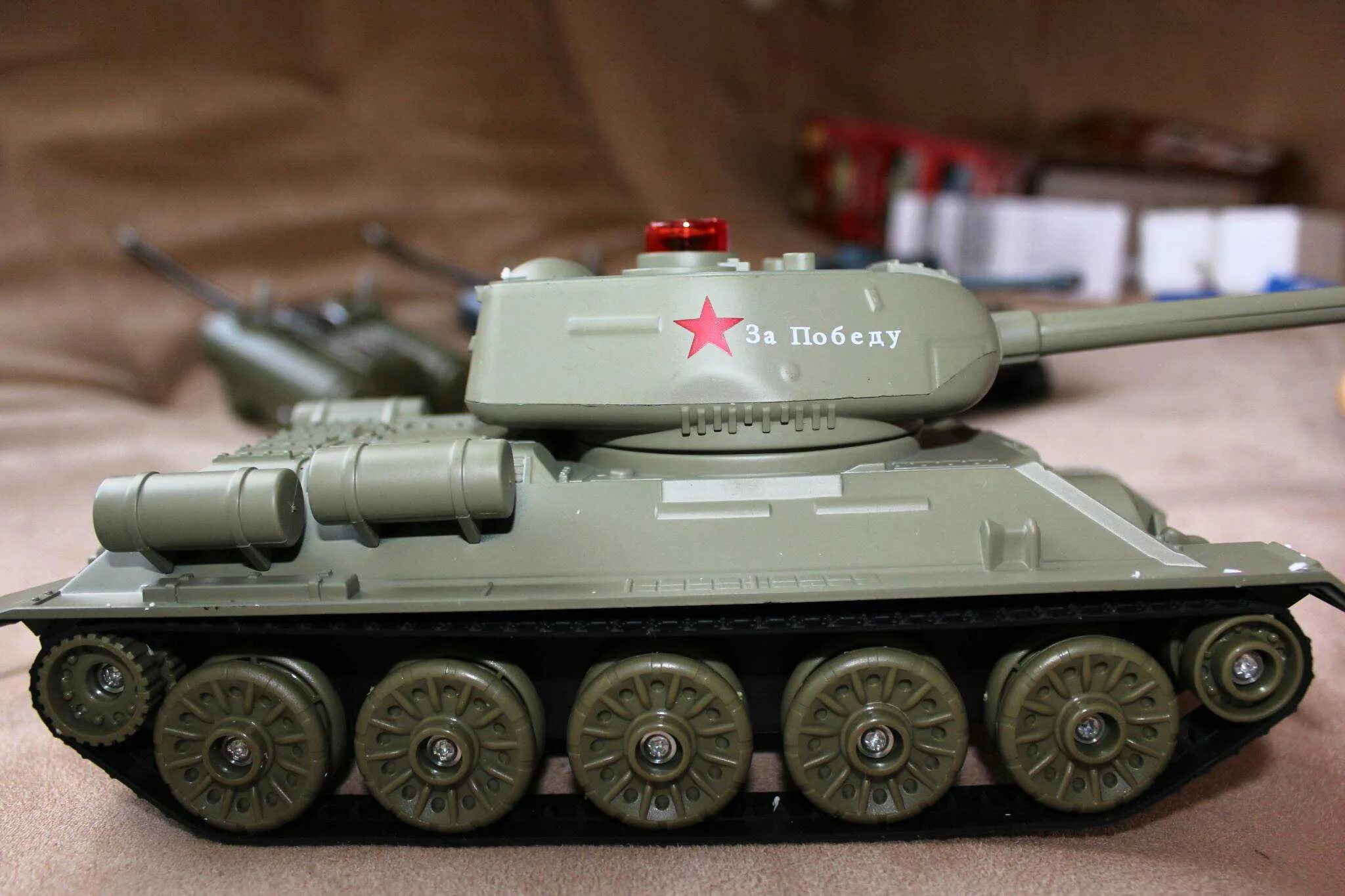 Радиоуправляемый танковый бой huan qi т34 и tiger. Тигр 2 и т 34. Танковый бой радиоуправляемый 99824 (t34 vs tiger) +акб. Танк т 34 на радиоуправлении танковой бой. Танк тигр против т-34.