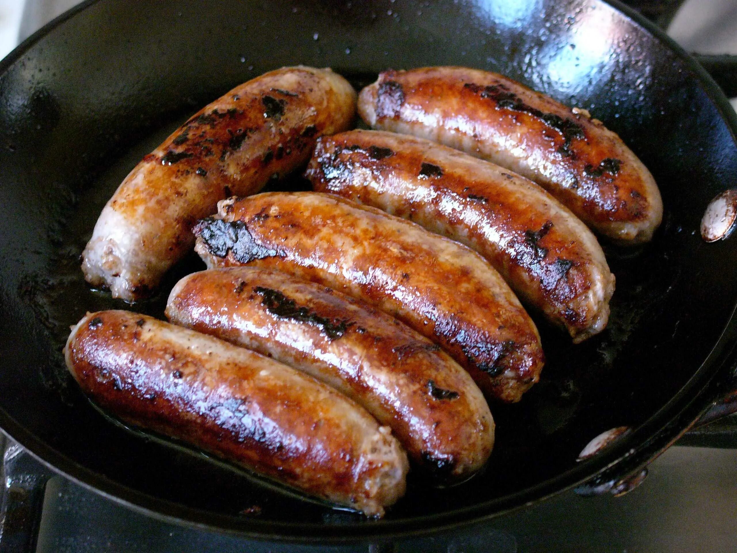 Как жарить сосиски на сковороде. Шпикачки и купаты. купаты жареные. купаты жареные на сковороде. жареные колбаски.