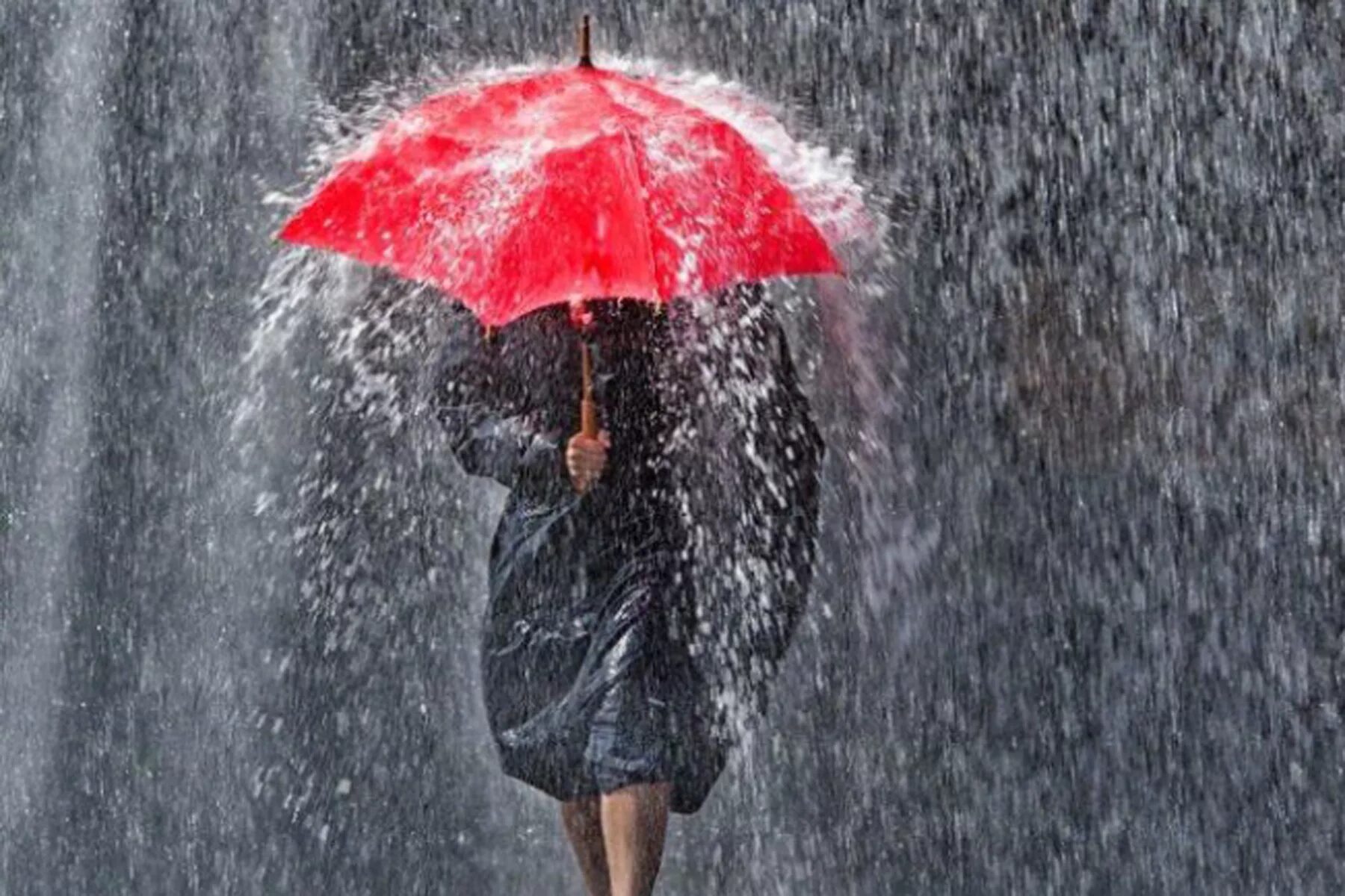 It s raining heavily. Сильный дождь. Три дня дождя. Под дождем без зонта. Дождь стильная картинка.