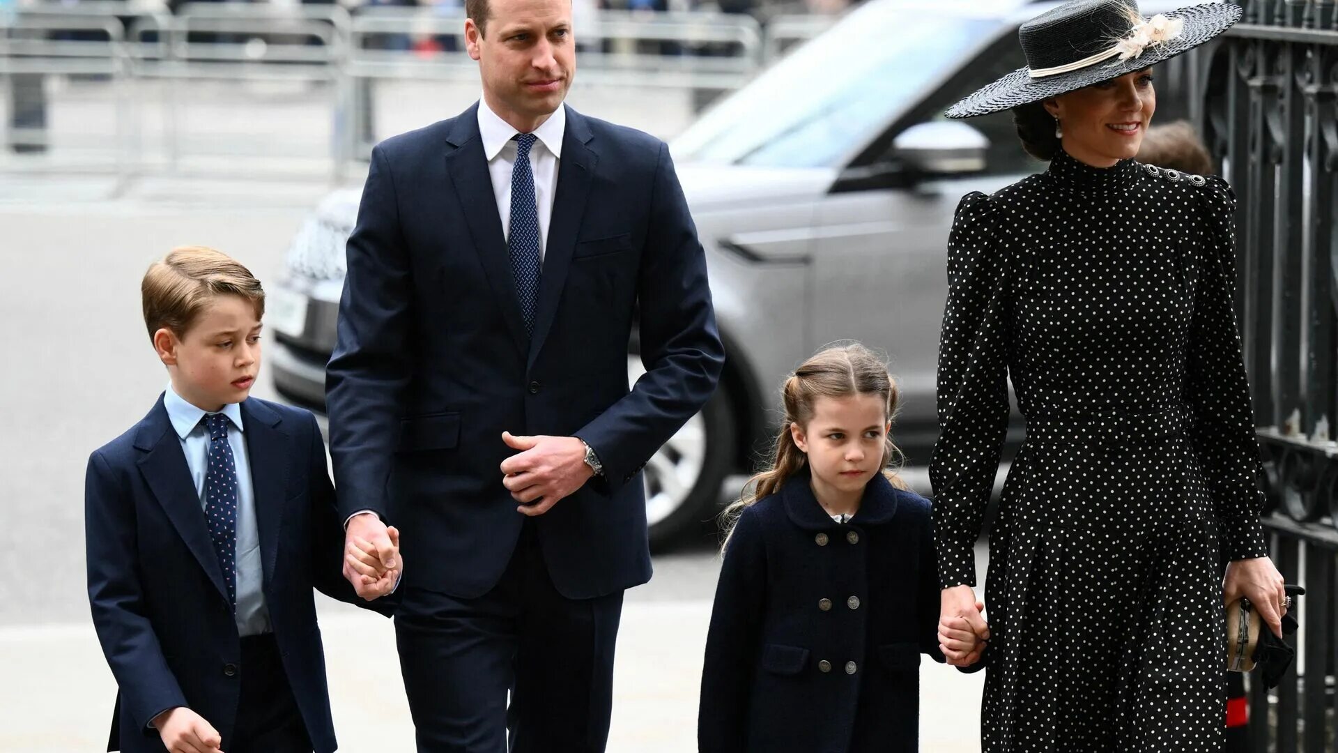 Что случилось в королевской семье. Кейт Миддлтон с детьми 2022. Принц Уильям и Кейт дети 2022. Кейт Миддлтон сейчас 2022.