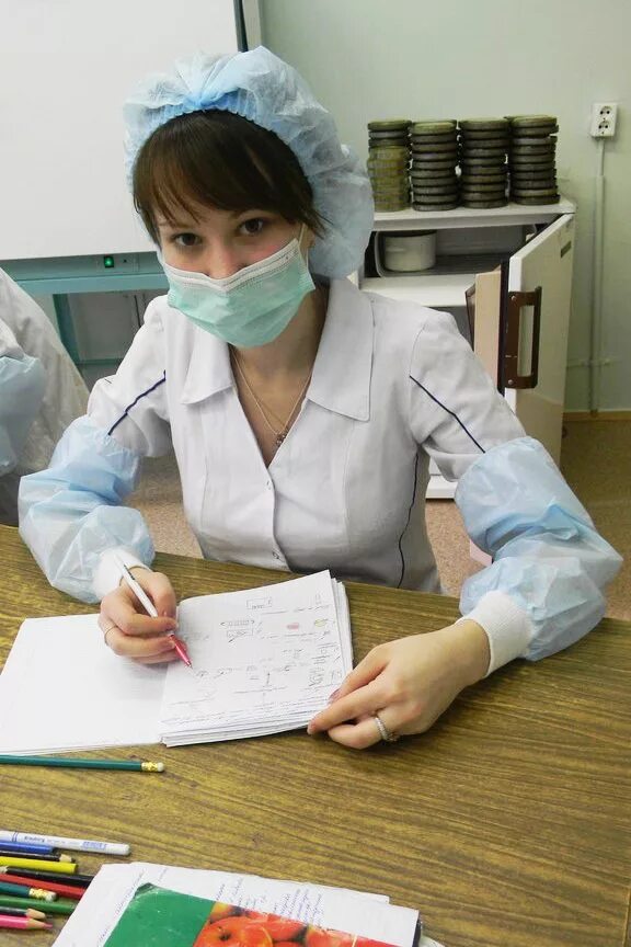 Забота врача о пациенте. Форма медсестры латекс. Стресс медицинских работников. Ночи медика. Специальность медицинский лабораторный техник.