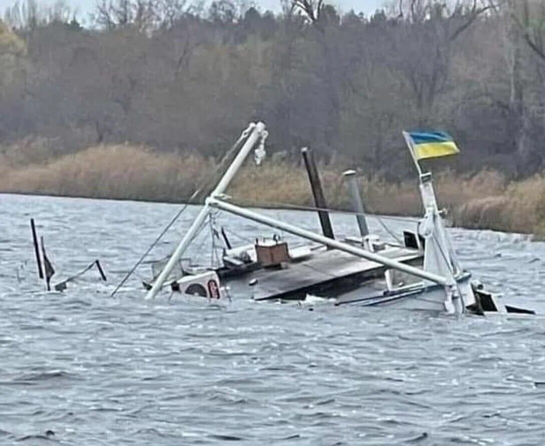 Затонувшая баржа. Баржа утонула. Утопили баржу на Днепре. Русская баржа затонула в Украине в Днепре. Утопающая украина