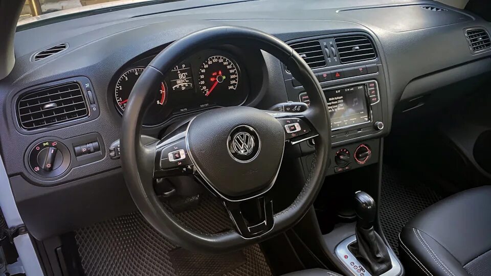 Кнопки vw polo. VW Polo v sedan в полной комплектации. Фольксваген поло 2012 год полная комплектация. Polo sedan 612. Кнопка Фольксваген поло.