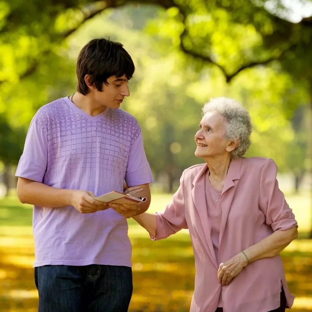 Забота о пожилых родителях. Помогать пожилым людям. Заботиться о престарелых родителях. Забота о других.