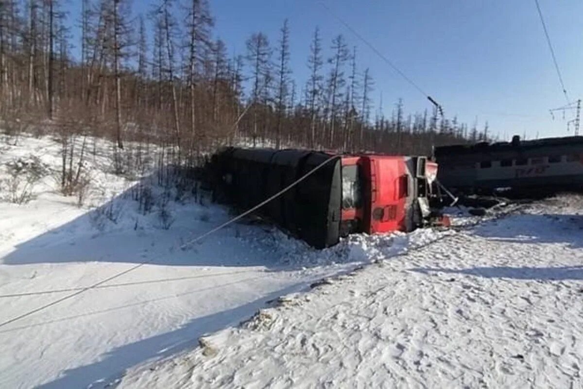 Сход с рельсов тепловоза 2тэ10м. Судьба 13 горняков в амурской области