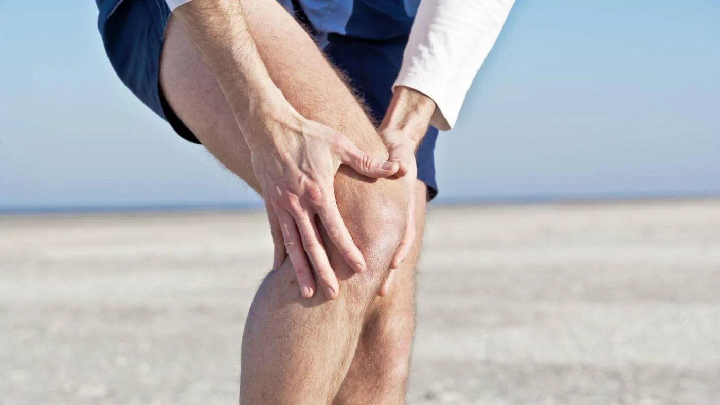 Knee hurts. Мужчина здоровье ног. Knee hurts. Боль в суставах. Бег колени.