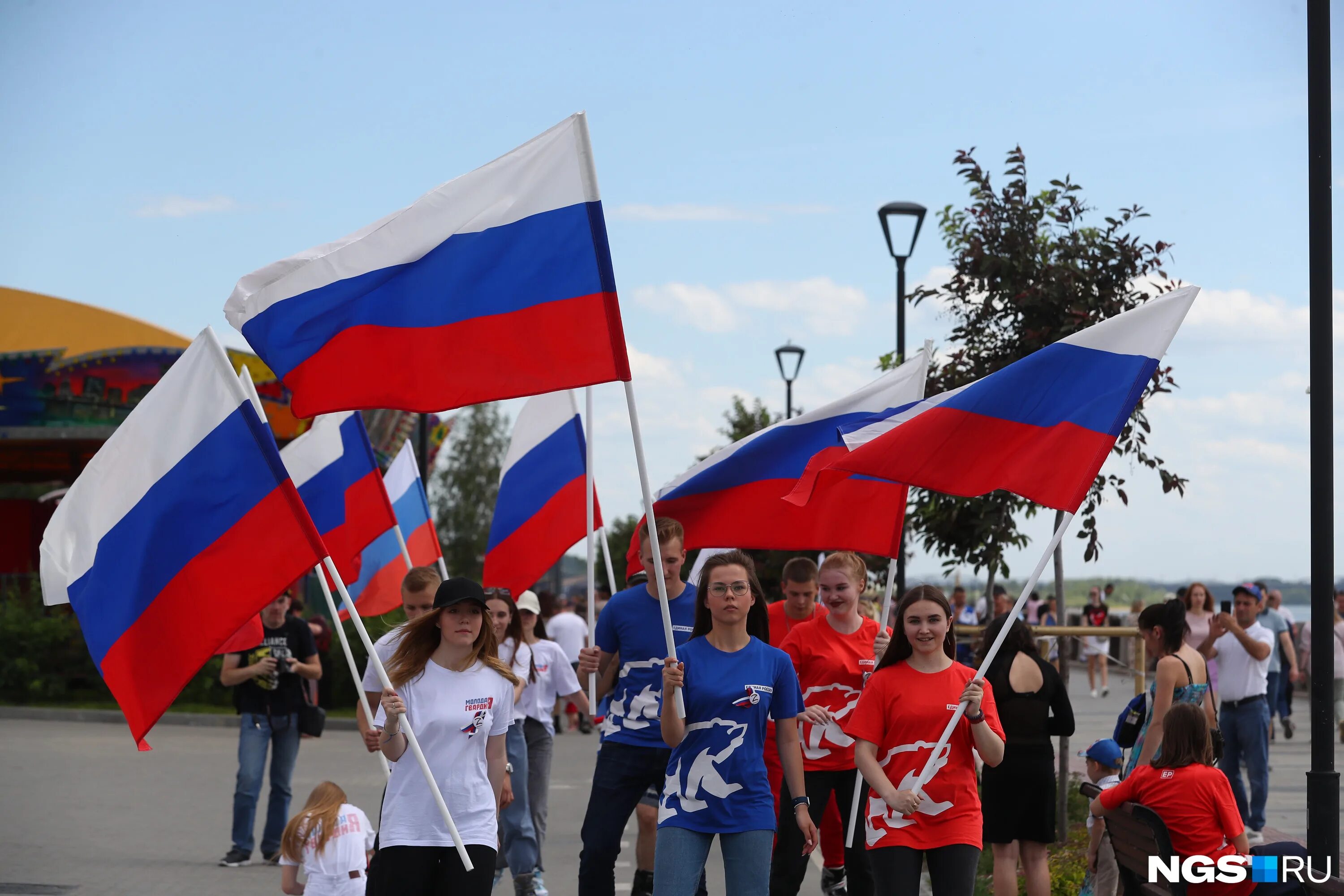 Откроют 12 июня. День России празднование. Фоторепортаж день России. Российский Триколор. 12 Июня день России 2022.