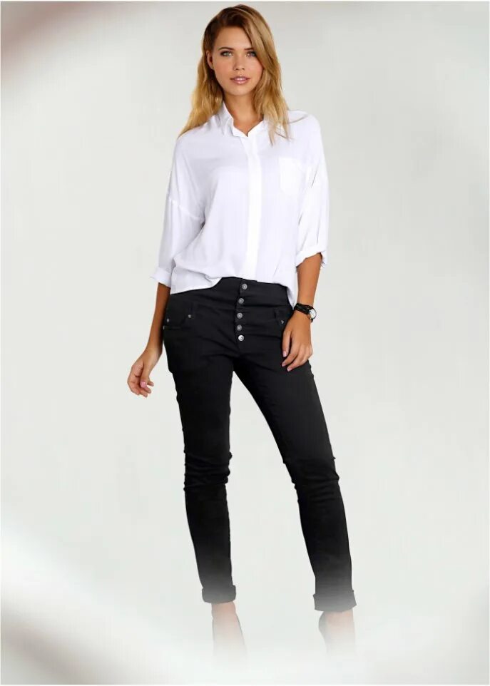 Белая кофта черные штаны. Белая блузка и черные брюки. Белые штаны черная рубашка. Блузка к узким брюкам. Черная блузка и белые штаны.