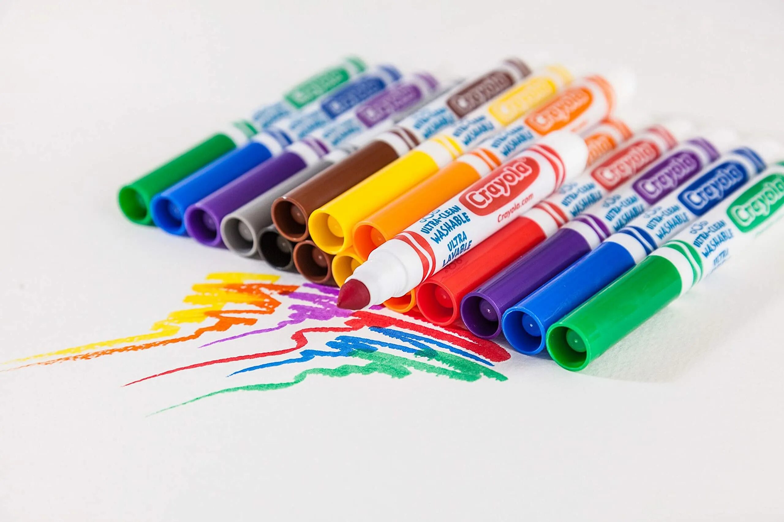 Пропитанные фломастеры. Фломастеры crayola 40 штук. цветные маркеры. корректоры цветные фломастеры. фломастеры на белом фоне.