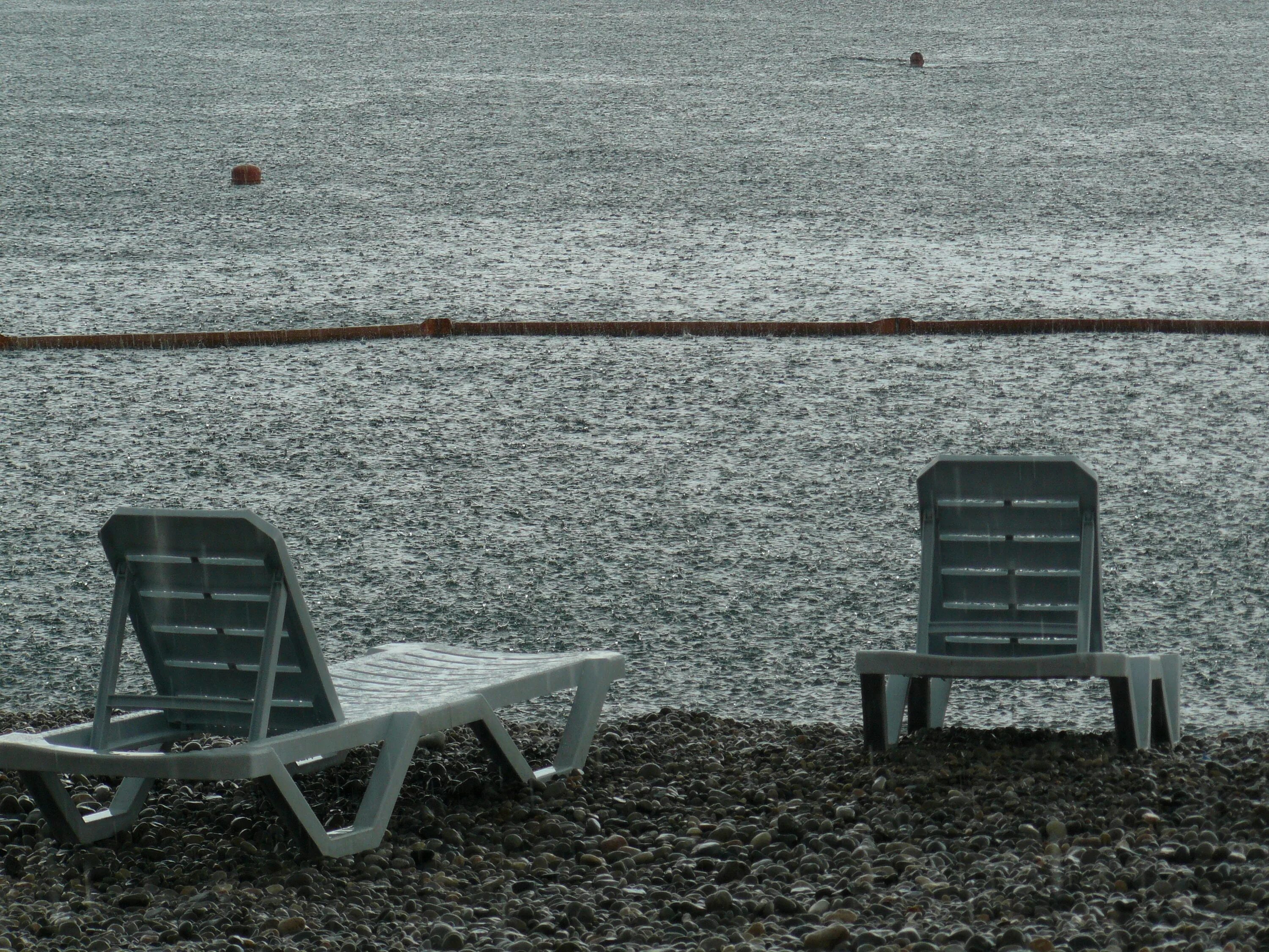 Rain beach. Дождь на пляже. Ливень на пляже. Сильный дождь на пляже. Дождь на пляже фото.