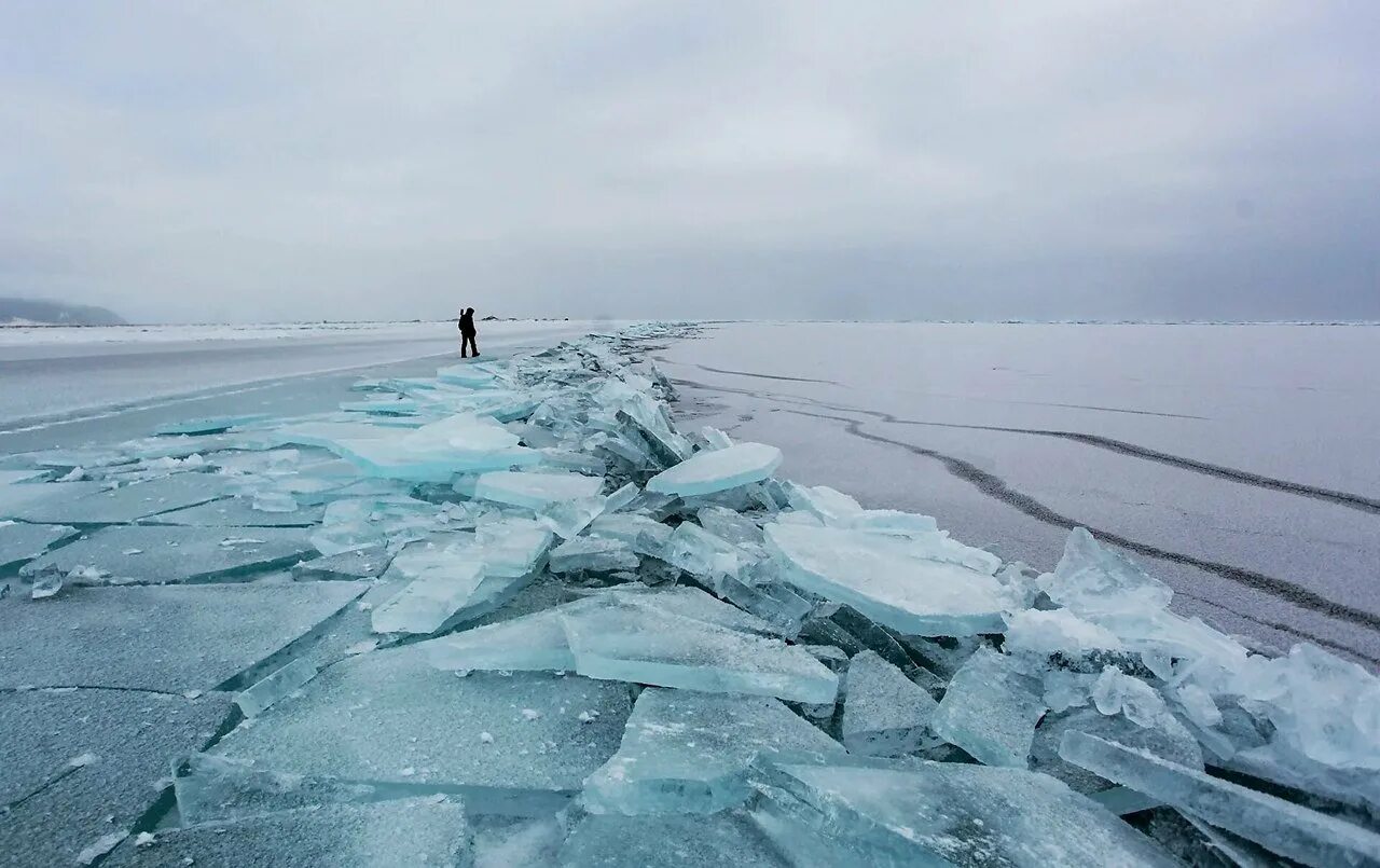 Лед Байкала. Байкальский лед 2023. Озеро Байкал лед. Каспийское море и озеро Байкал.