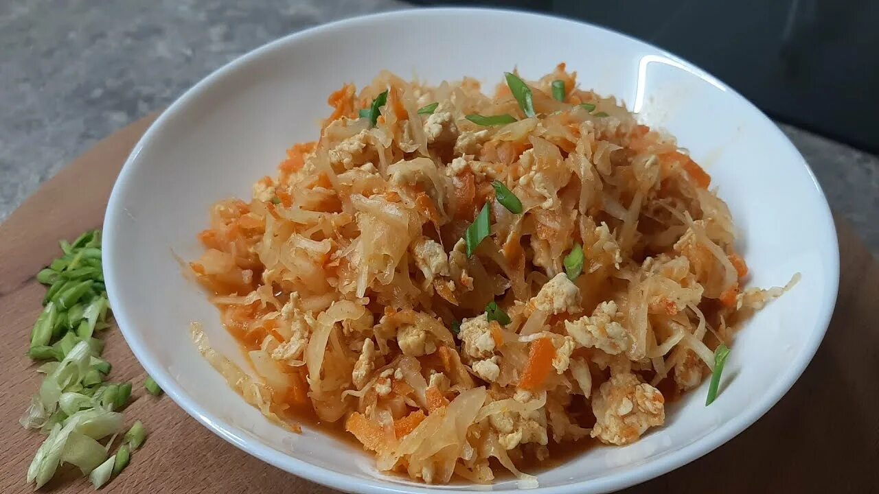 Тушеная капуста с куриным фаршем. ПП тушеная капуста. Капуста тушеная с куриным фаршем. Тушеная капуста с курицей ПП. Диетическая тушеная капуста.