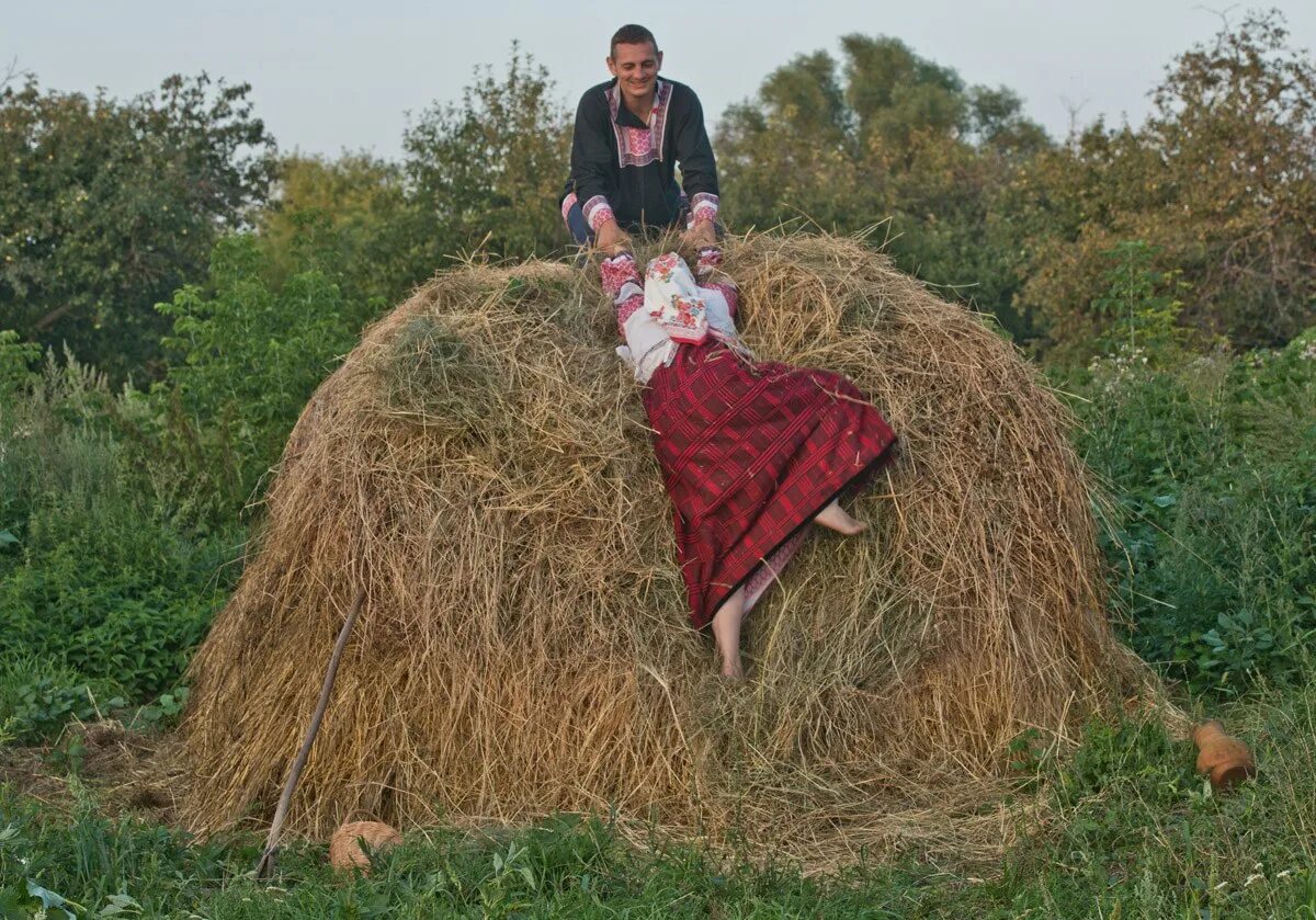 Стогов на канале 78. Сенокос. Фотосессия на сенокосе. Фотосессия с тюками сена. Женщина на сенокосе.