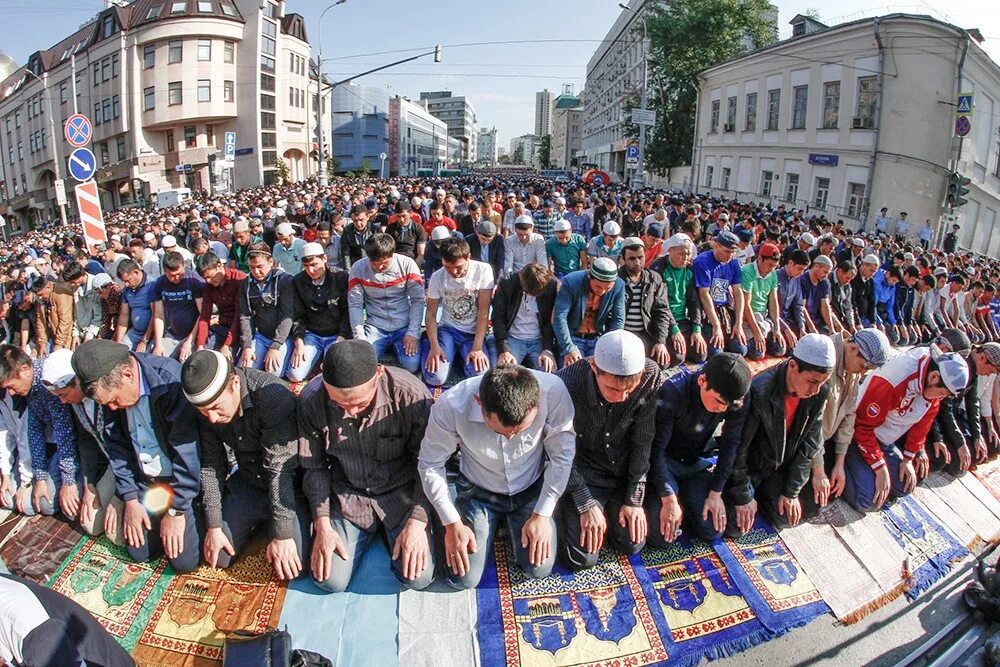 Московский ураза. Мусульманский праздник Ураза байрам. С праздником мусульман Ураза байрам. Празднование куразам байран в Москве. Ураза байрам в Москве.