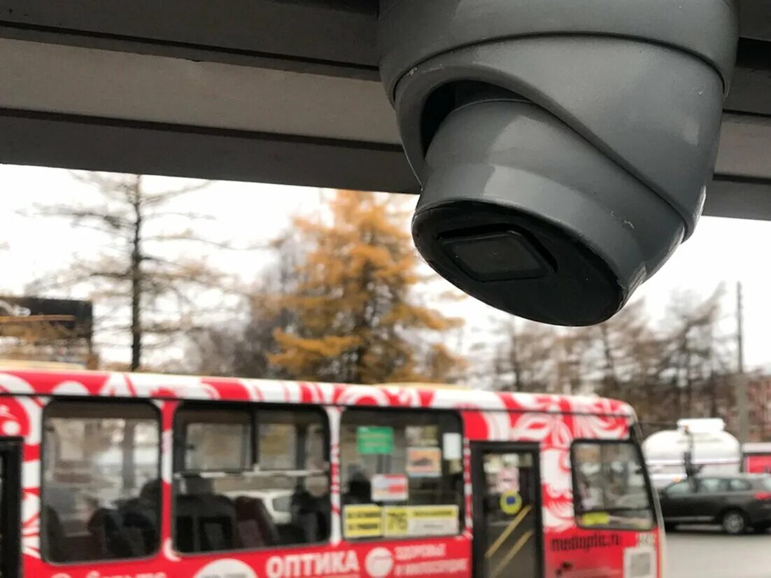 Камеры видеонаблюдения на остановках. Видеонаблюдение и фотофиксация в умном городе. Фото из автобуса. Остановка фирменная.