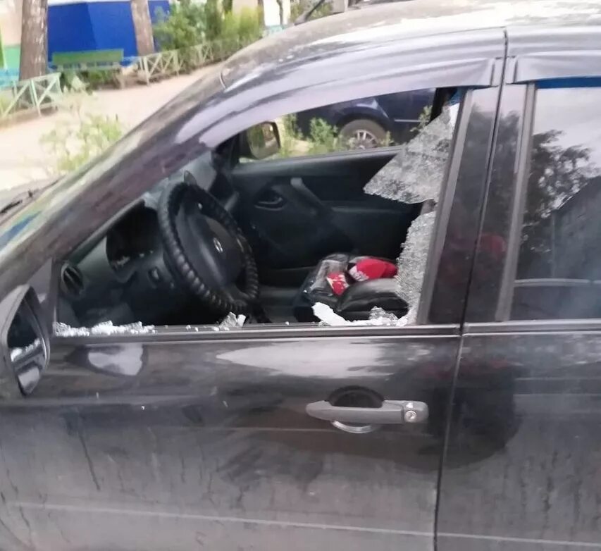 Разбил окно в машине. Разбили стекло в машине. Украли видеорегистратор из машины. Разбитое заднее стекло машины.