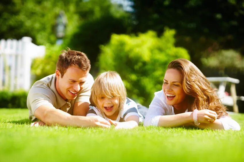 Семья в саду. Семья на газоне. Счастливая семья. Счастливая семья на лужайке. Find pictures of your family