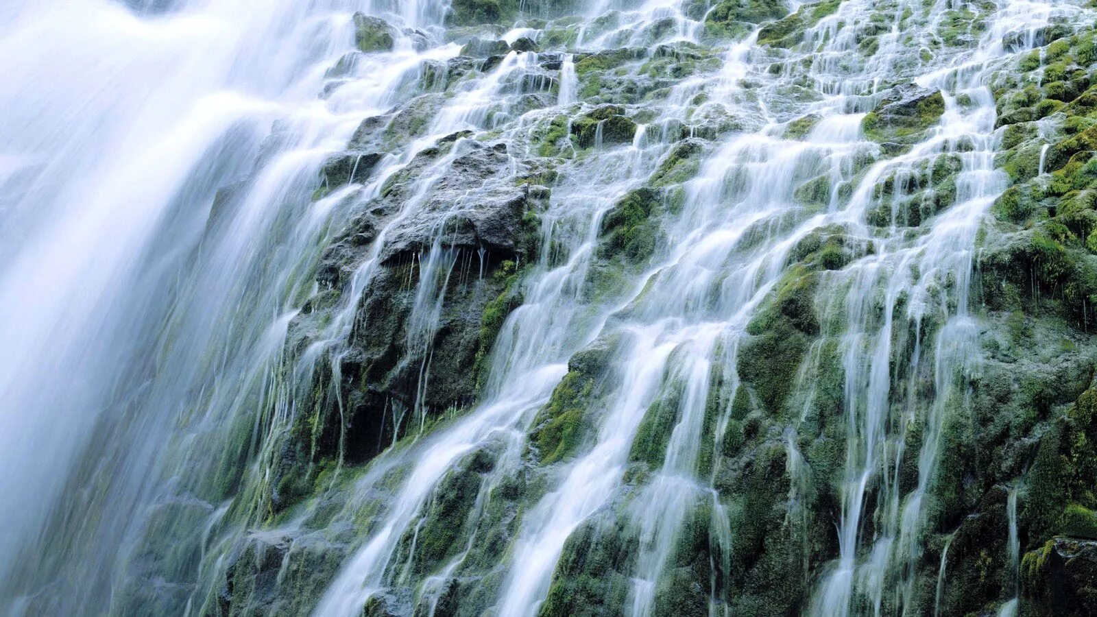 Водопад Мериси. Мощный поток воды. Текущая вода. Текучие воды.