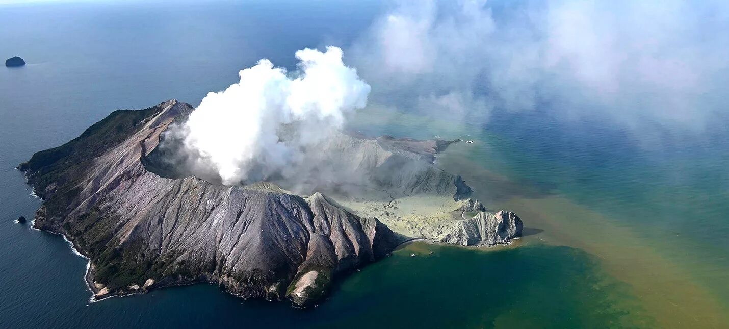 Volcano island. Вулкан Уайт-Айленд. Вулканический остров Уайт-Айленд. Остров Уайт новая Зеландия. Уайт Айленд новая Зеландия.