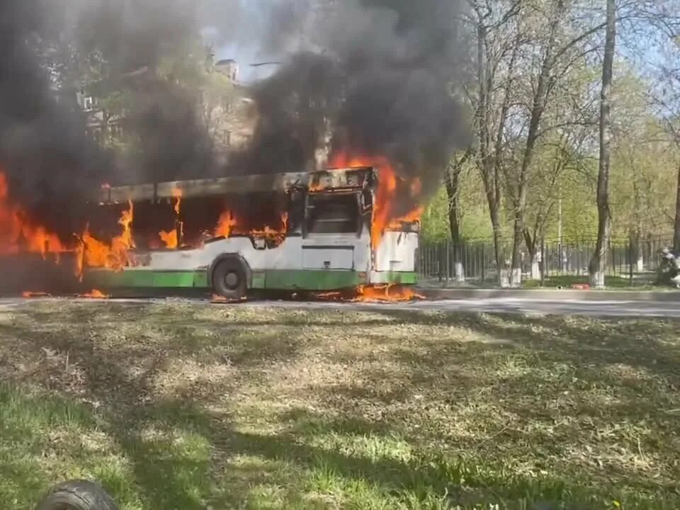 Каким цветом горел маршрут номер 19. Улица Ловенецкого Вологда. В Вологде сгорел автобус.