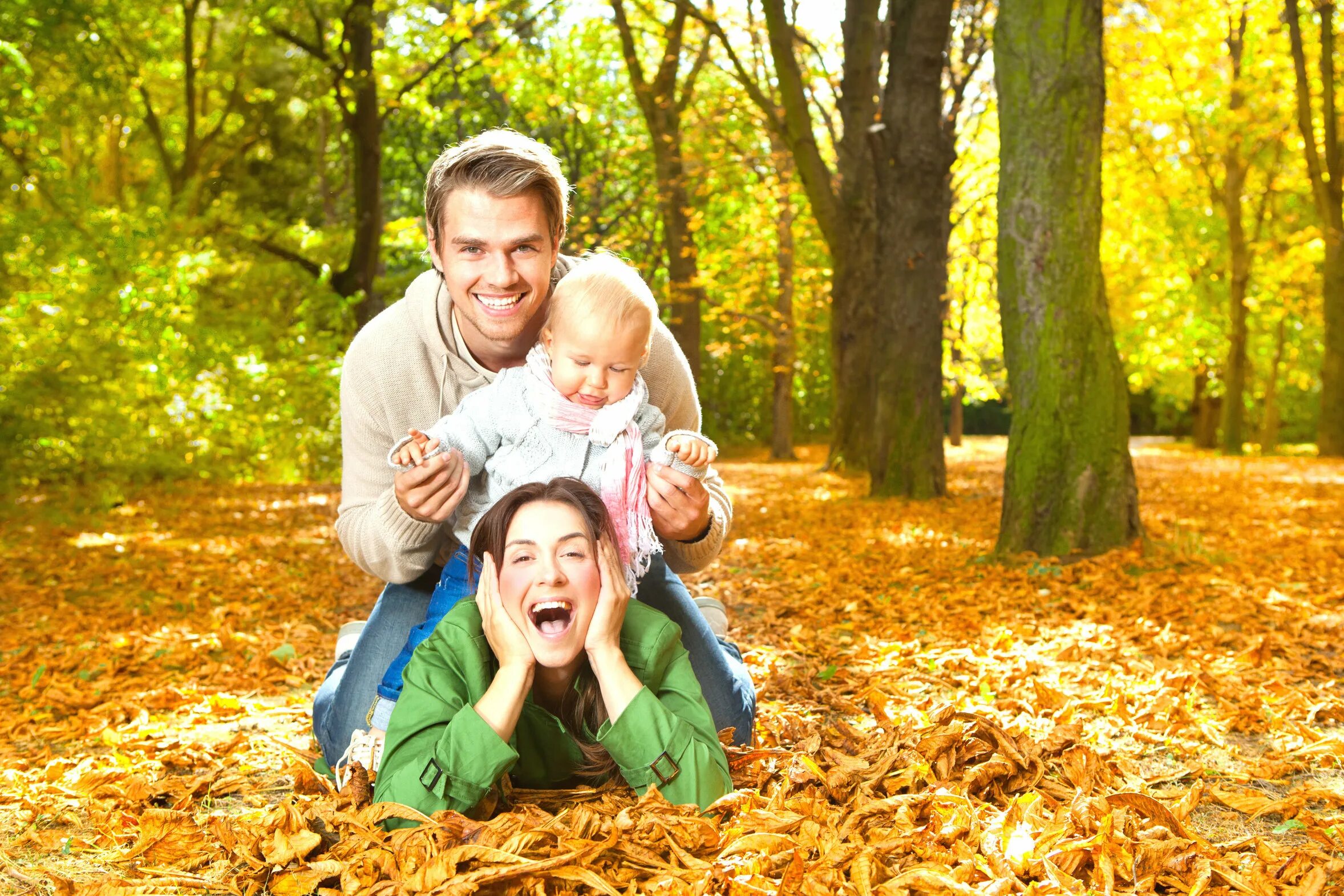 Семейная фотосессия. Семейная фотосессия на природе. Счастливая семья на природе. Осенняя фотосессия семейная с ребенком.