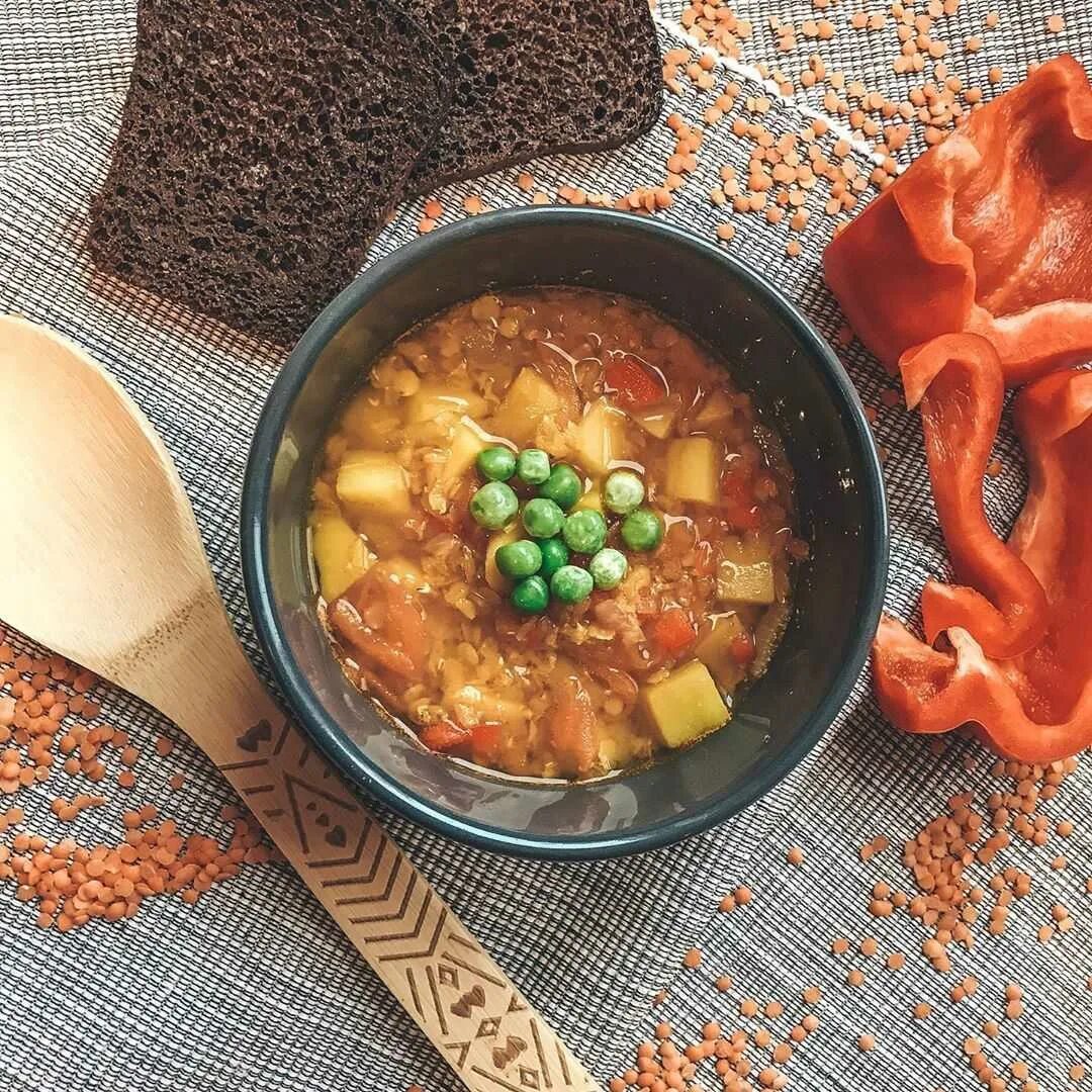 Herbed vegetable & lentil soup. Суп из красной чечевицы веганский. Суп из чечевицы и гороха. Турецкий суп мерджимек. Суп с красной чечевицей.