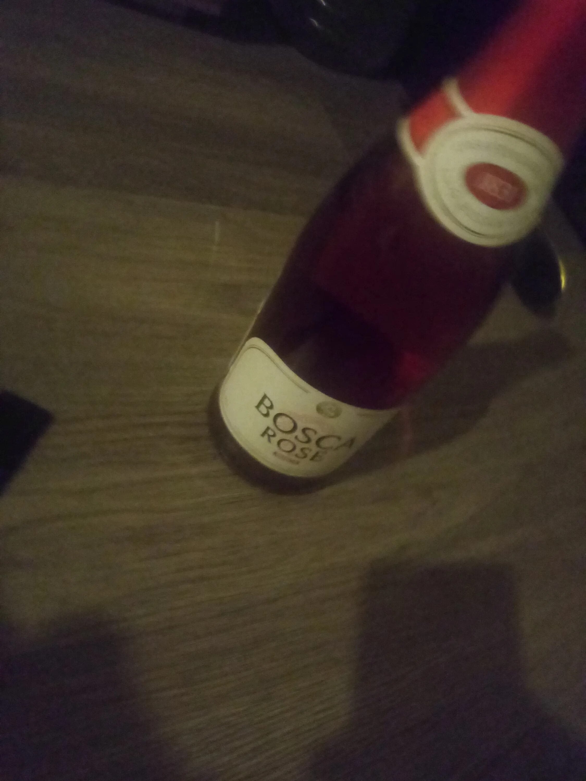 Просроченной шампанское можно пить. Белое сухое игристое вино. Срок годности шампанского. Мадера шампанское. Что будет если пить просроченное шампанское.