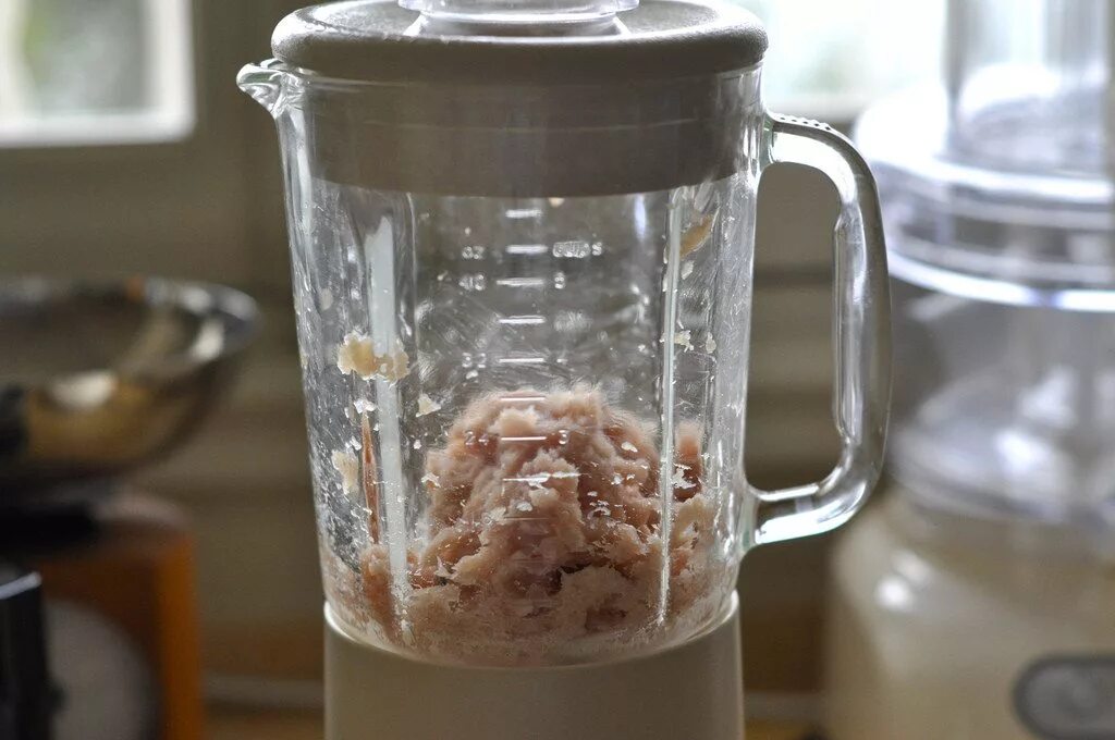 Можно ли мясо в блендер. Измельчить мясо в блендере. блендер для мяса.