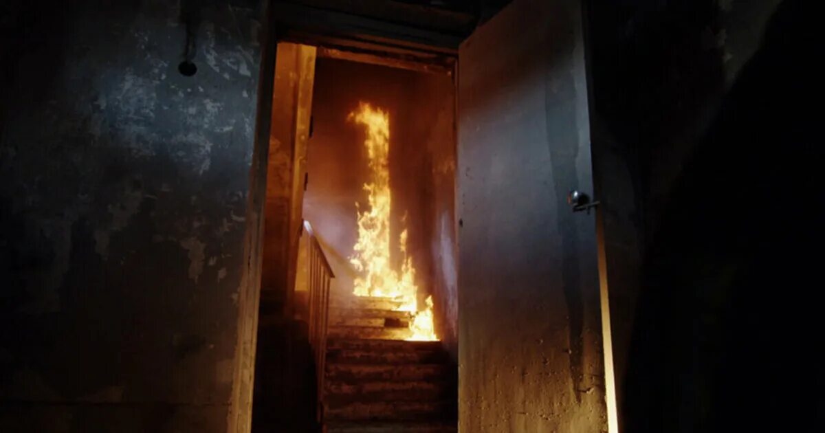 Горящая дверь квартиры. Сгоревшая дверь. Дверь в огне. Горит входная дверь.