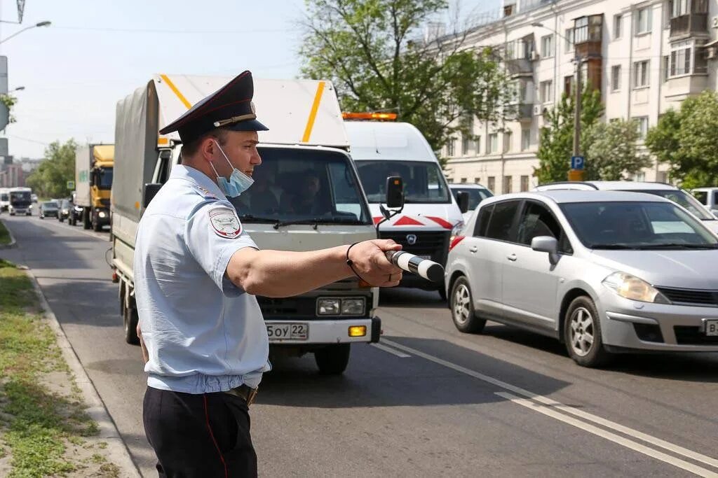 Нарушение ПДД. Фото ГАИ. ГАИ штрафуют водителей. Езда без прав. Водитель барнаул ру