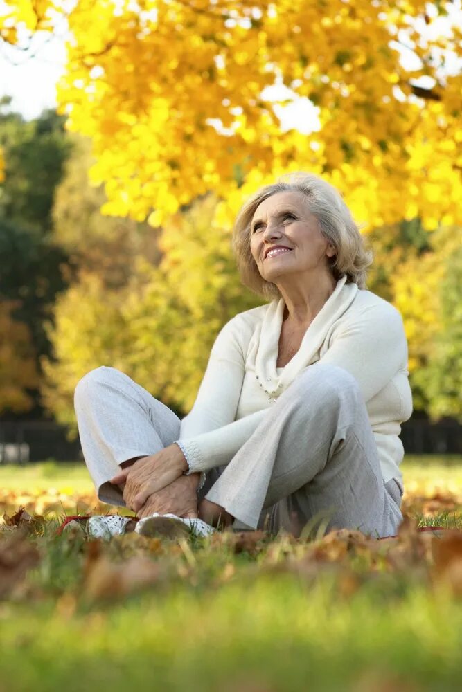 женщина в среднем возрасте. средний возраст женщин. портрет уверенной женщины. пожилая женщина 60 лет на природе. летняя фотосессия на лугу.