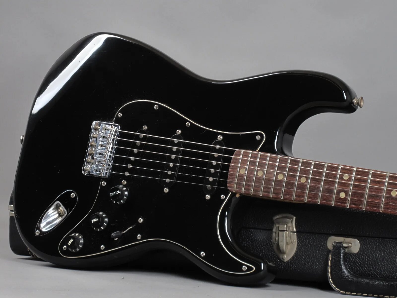 Ibanez strat black gold. Washburn silverado stratocaster. Черный фендер. Гитара фендер стратокастер. Fender stratocaster черный.