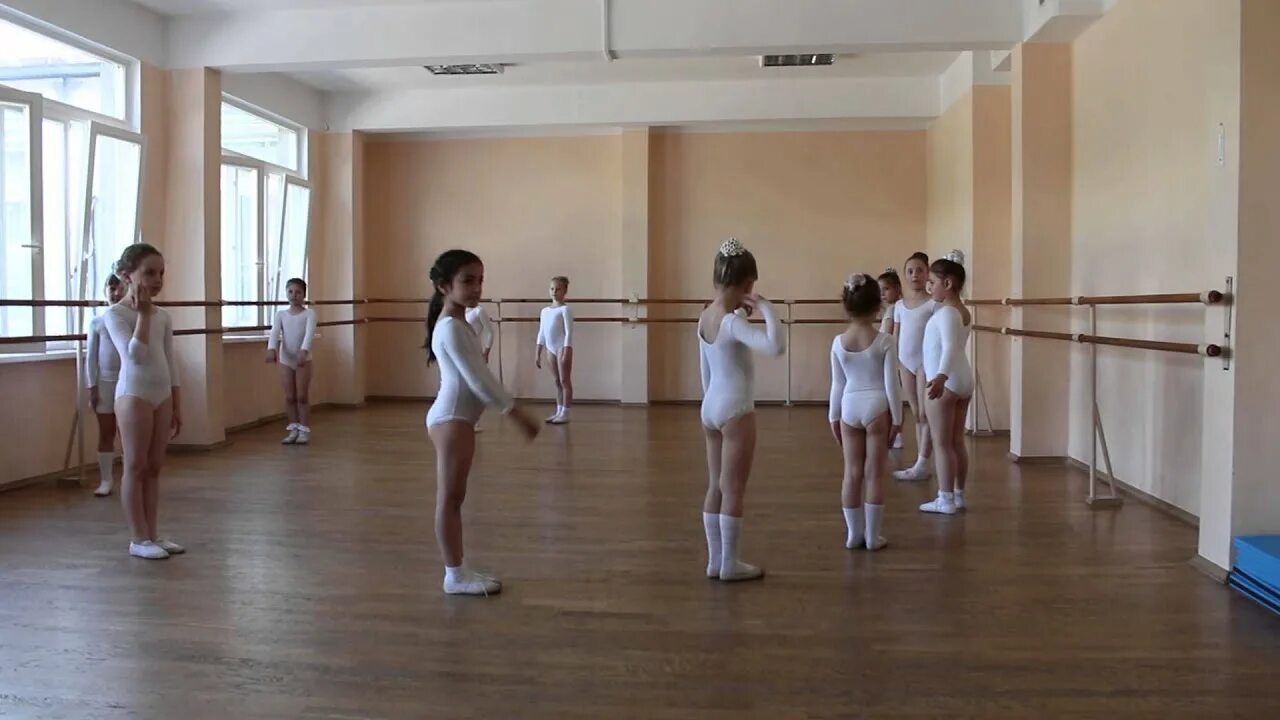 Медосмотр девочек в балетном училище. Партерная гимнастика для детей. Балетные упражнения. Хореографическая растяжка. Как научиться танцевать балет.