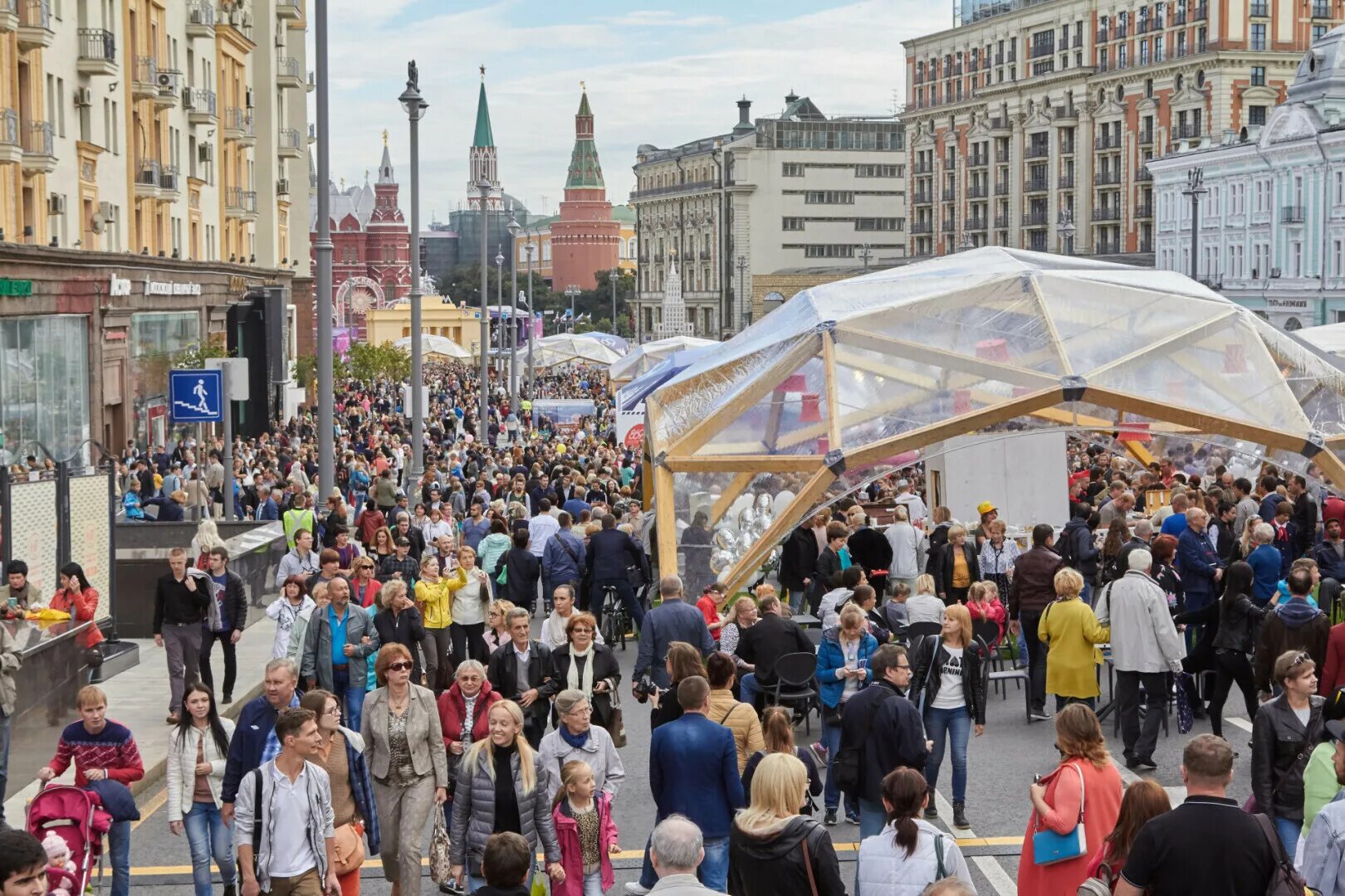 Сколько человек в москве и московской области. Москва люди. Люди в городе Москва. День города люди. Толпа людей в Москве.